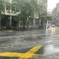 Kiša se sručila na Beograd: Snažan pljusak potopio ulice, olujni vetar otežava saobraćaj (foto/video)
