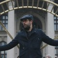 „Izvadio pištolj i pretio mi“: Umetnik Andrej Josifovski Pijanista napadnut na semaforu