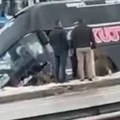 Prvi snimak saobraćajne nesreće na putu Peć-Priština! Autobus sleteo u kanal, povređene 22 osobe (Video)