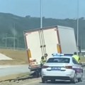 (Video) Kamion sleteo sa puta: Drama kod Bubanj potoka: Probijena zaštitna ograda, stvaraju se gužve