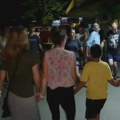 (ВИДЕО) На блокади у Земуну грађани играју коло и вичу "пумпај"
