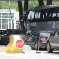 Na graničnim prelazima, na izlazu iz Srbije, vozila čekaju do 45 minuta
