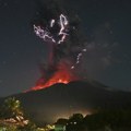 Posle stravičnog zemljotresa na Kamčatki, erupcija u Indoneziji! Vulkan izbacio stub dima visok preko 10 metara dramatični…