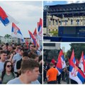 (Foto/video) krenuli da odaju počast stradalima i prognanima u "Oluji" Stotine Novosađana u šetnji sa srpskim trobojkama i…