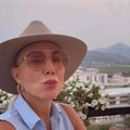 Lepa Brena se oglasila iz rodne Bosne! Na vrhu grada uživa uz iće i piće, a tek da joj vidite stajling: Diva! (foto)