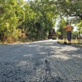 Počelo asfaltiranje ulica u Dobrači (FOTO)