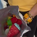 (Video) Kupila bombone, pa umalo nije pala u nesvet od cene: Račun iz prodavnice u Dubrovniku postao hit na mrežama: "Suvenir…