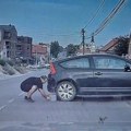 Automobil na parkingu u Surčinu počeo da "klizi" ka putu, vozilo mu ide u susret! Sigurnu tragediju sprečila dva mladića, evo…