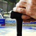 Bosanski penzioner divljao na putu, vozio u suprotnom smeru, ignorisao policiju: Izvučen iz automobila akcijom