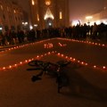 Okupljanje u Novom Sadu povodom 13 meseci od pada nadstrešnice: Građani i studenti napravili srce od sveća i broj 16 FOTO