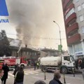Gori kuća u centru Novog Pazara, vatrogasci sprečavaju širenje plamena (FOTO)