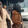 Tamara Milutinović u brutalnom izdanju na aerodromu, a koleginica neraspoložena sama vuče kofere i čeka prevoz