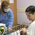 U Sremskomitrovačkom porodilištu lane rođeno 1.158 beba, prvi na svet u ovoj godini došao je dečak koji je darovan sa 50.000…