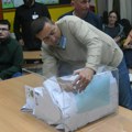 Uživo (FOTO/VIDEO) Završeno glasanje u deset gradova i opština: Izborni dan u znaku visoke izlaznosti, zabeleženi i incidenti…
