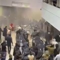 VIDEO: Navijači se potukli sa policijom u hodniku Arene