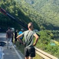 Saobraćajna nezgoda kod Čačka: Vozilo sletelo u jezero, saobraćaj usporen