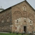 Na ogradi poseda SPC u Lipljanu na Kosovu okačena zastava UČK, iz Beograda osuda