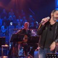 Prekinut koncert nakon nekoliko minuta u Makarskoj. Obezbeđenje odvelo pevača sa bine tokom prve pesme - Goran Bare se jedva…