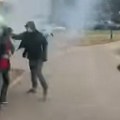 Maskirani napadači štanglama i bakljama tukli grupu mladića ispred biračkog mesta u Pančevu