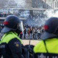 Haos u amsterdamu: Navijači polupali stadion, neredi se preneli na ulicu, reagovala konjica (foto/video)