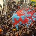Opšti haos u niškom tržnom centru zbog besplatnih vaučera! Nezapamćeno guranje, a došlo i do makljaže (foto, video)