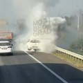 Gori automobil na: Auto-putu ka aerodromu Vozilo se ne vidi od gustog dima koji kulja na sve strane (video)