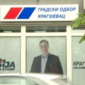 Na izlog prostorija SNS-a sa slikom Vučića u Kragujevcu prosuta bela farba