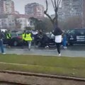 Novi Beograd: Kolima se zaleteo na okupljene građane pa udario studentkinju (VIDEO)