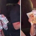 Tea rano jutros napravila haos u beogradskoj kafani: Svi je opkolili i snimaju, ona u rukama mlati hrpom novca