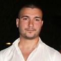 Mirko Šijan sav u mišićima Trenira na terasi luksuzne vile od 700.000 evra, Bojana ga snimala, a kadrovi iza njega oduzimaju…