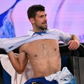 FOTO Ovo su svi jedva čekali da vide kod Novaka: Slikao se sa guslarom, ali svi gledaju potpuno drugu stvar