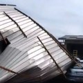 Mini tornado u Trnavi nosio limeni krov preko 50 metara