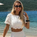 Žena bivšeg tenisera u nikad kraćem miniću i topu: Vitke noge u prvom planu, a ovako održava liniju - Evo čega je morala da se…