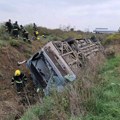 VIDEO Vanredna akcija davanja krvi u Sremskoj Mitrovici: Dve osobe poginule, 35 povređenih u prevrtanju autobusa sa radnicima