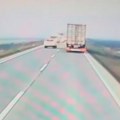 (Video) Pretiče kamion, pa upada u "makazice" Neverovatan snimak bahate vožnje, za dlaku izbegnuta nesreća
