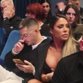 Sandra Afrika polugola na koncertu Saše Kovačevića: Grudi samo što ne ispadnu, pored nje misteriozni muškarac