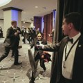 VIDEO Haos u Vašingtonu: Pucnji, Tramp evakuisan, a gosti grabe flaše sa stolova