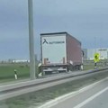 Upozorenje za sve vozače! Kamion u kontrasmeru kod Dobanovaca, novi jeziv snimak sa puteva u Srbiji (video)