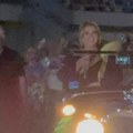 Ćana stigla na koncert u oldtajmeru: Publika na Tašmajdanu u transu, pevačica zapevala iz automobila svoj hit