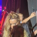 Suze i emocije na sceni: Tea Tairović prekinula koncert i zaplakala, pa sišla sa bine u publiku - gestom raznežila mnoge
