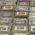 (Video) Velika zaplena kokaina u Italiji: Policija na paketima sa skoro 800 kilograma droge zatekla srpske zastave