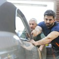 Kako upaliti auto kada je akumulator prazan, a nemate kablove: Stari trik koji radi, ali uz jedno važno upozorenje