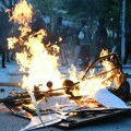 Haos u Albaniji ne prestaje, demonstranti zapalili zgradu opštine: Policija uzvratila suzavcem i vodenim topovima