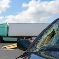 Užas kod Mokre Gore: "Mazdom" ušao u suprotnu traku, udario u kamion, mladić iz kola poginuo na mestu