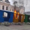 Huligani divljali u centru Kragujevca: Zapalili vozić, skakali po krovu ''fiće''... (video/foto)