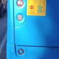 Hit snimak uzburkao mreže Čovek se vozio kolima, pa primetio neobičan detalj na gradskom autobusu (Video)