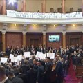 Posle opozicije i poslanici SNS-a razvili transparent u Skupštini: „Opet biste da pljačkate Srbiju…“