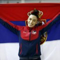 Nasmejana kraljica skoka udalj daje savetuje lepu rivalku iz brazila Ivana Španović blista u atletskoj dvorani na Banjici