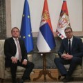 Vučić se sastao sa evropskim komesarom za proširenje Varhejijem