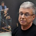 (Video) Saša sedi u stolici, voditelj ga gura: Popović se nakon povrede pojavio na snimanju "Zvezda Granda", pevačica…